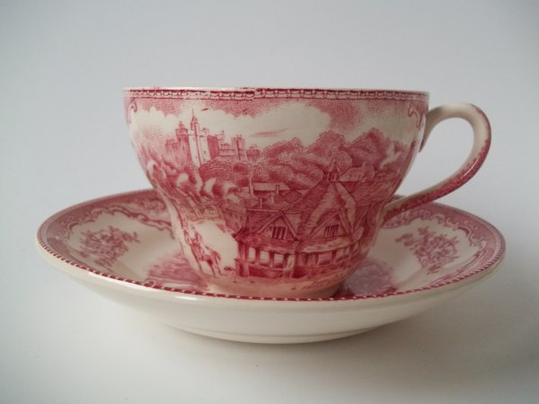 Milchkaffeetasse "Old Britain Castles" Rot