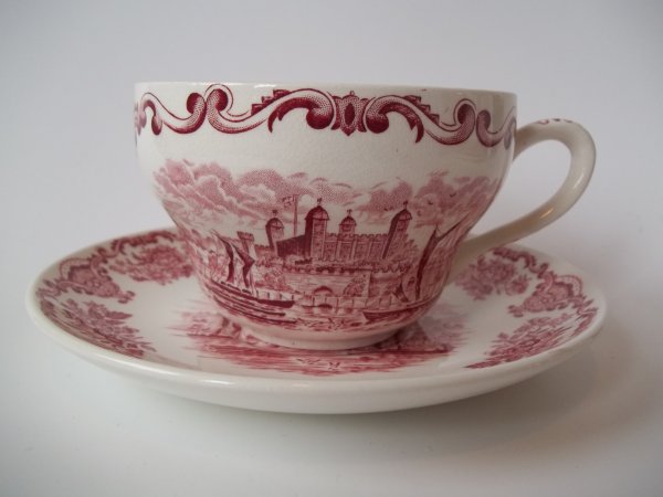 Milchkaffeetasse "Royal Homes of Britain" Rot 1b